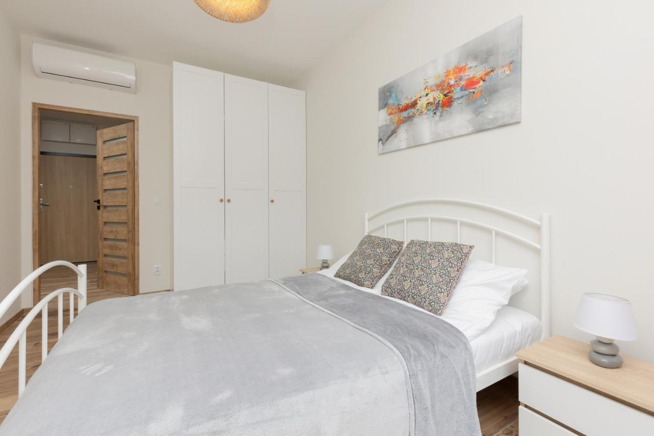 Apartment With Balcony & Parking Near Manufaktura Lodz By Renters Prestige Exterior photo